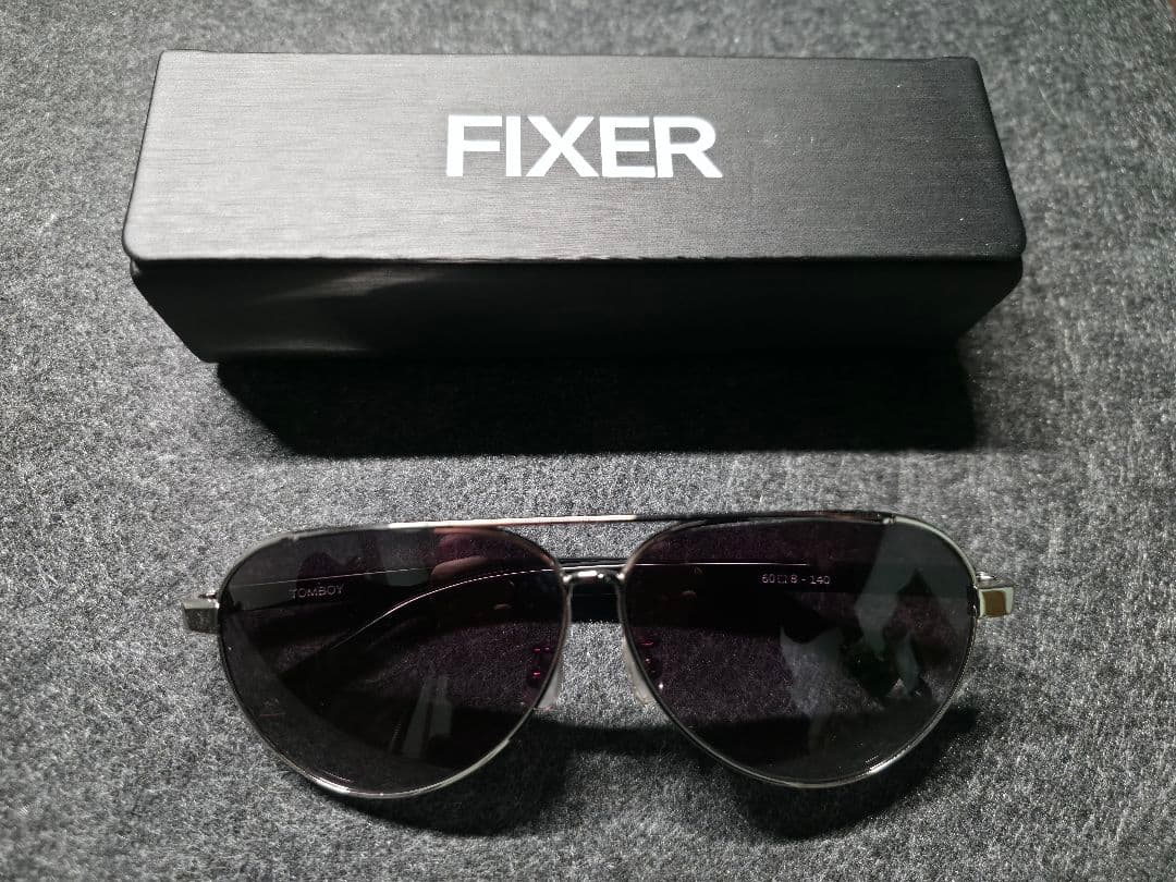 TOMBOY シルバー x ブラックグラデーション