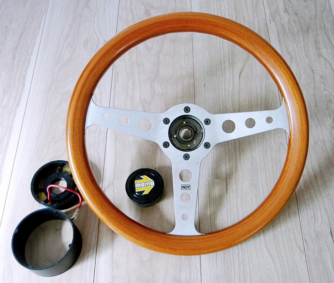 MOMO INDY ホーン・ボス付きウッドステアリング 木製ハンドル インディ