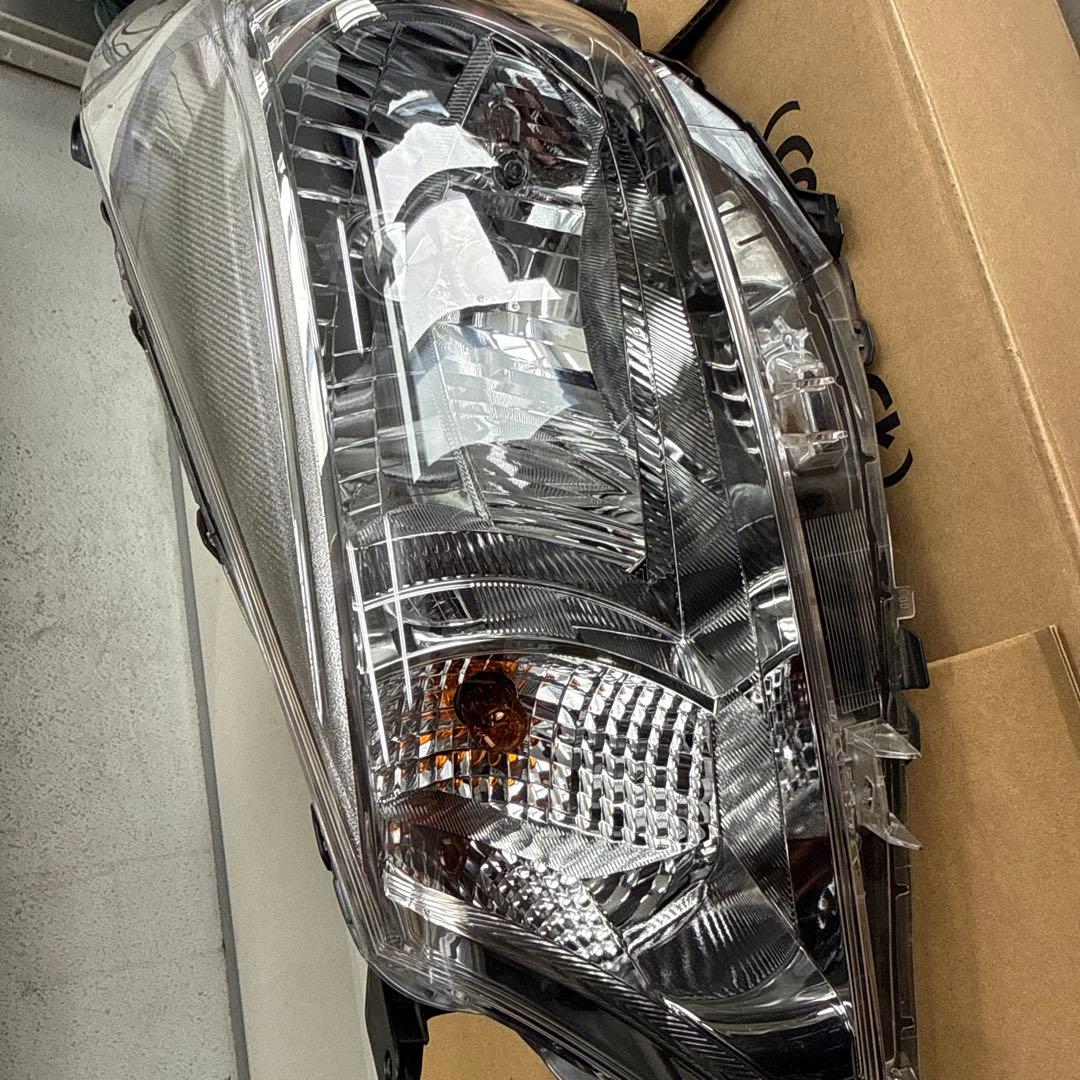 130ヴィッツ前期用 ヘッドライト 純正　HID