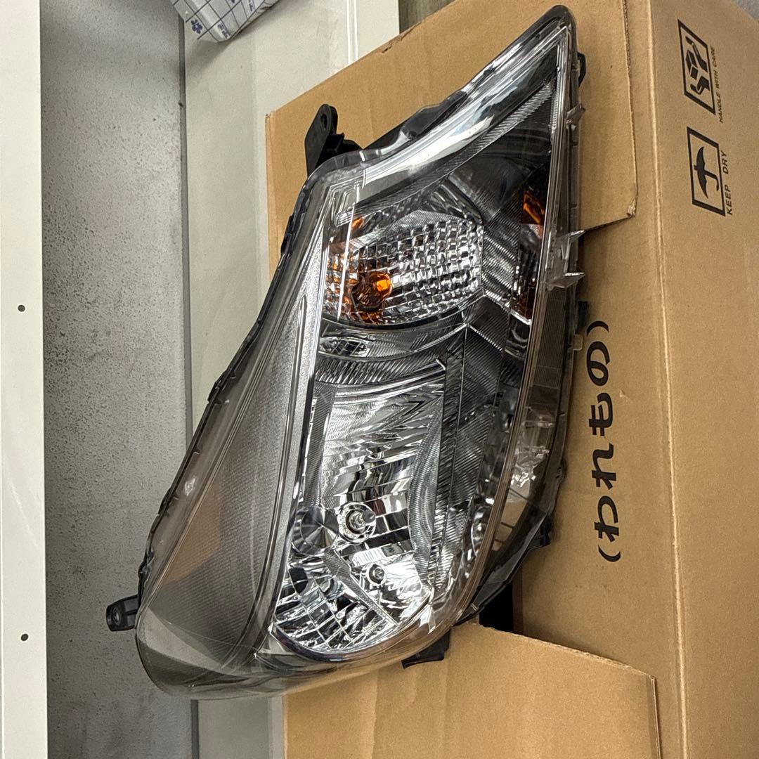 130ヴィッツ前期用 ヘッドライト 純正　HID