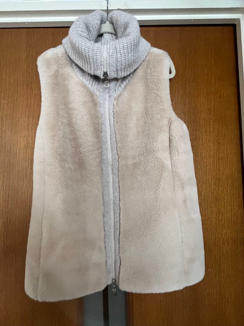 未使用　FAVEUR ベージュのファーとニットのベスト