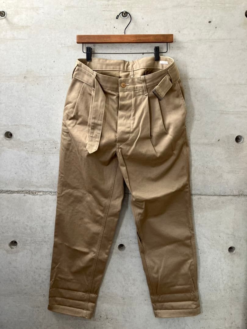 comoli ベルテッド チノパンツ