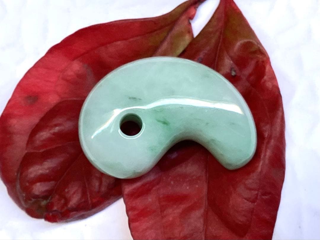 ✳極上*緑輝石一色の透過‼️ 糸魚川翡翠勾玉　本物天然無垢のジェダイト　鑑別書付‼️