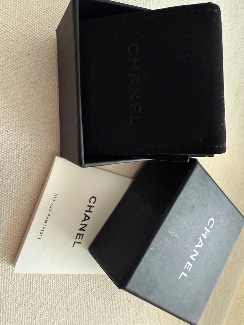 CHANEL ゴールドロゴ片耳ピアス