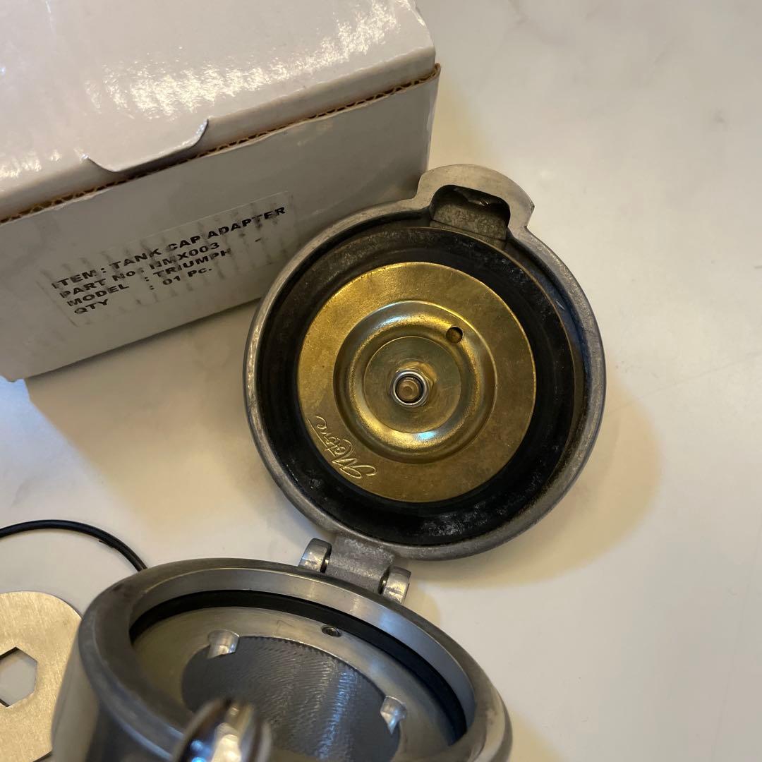 TRIUMPH タンクキャップ モートーン ボンネビル ボバー トライアンフ