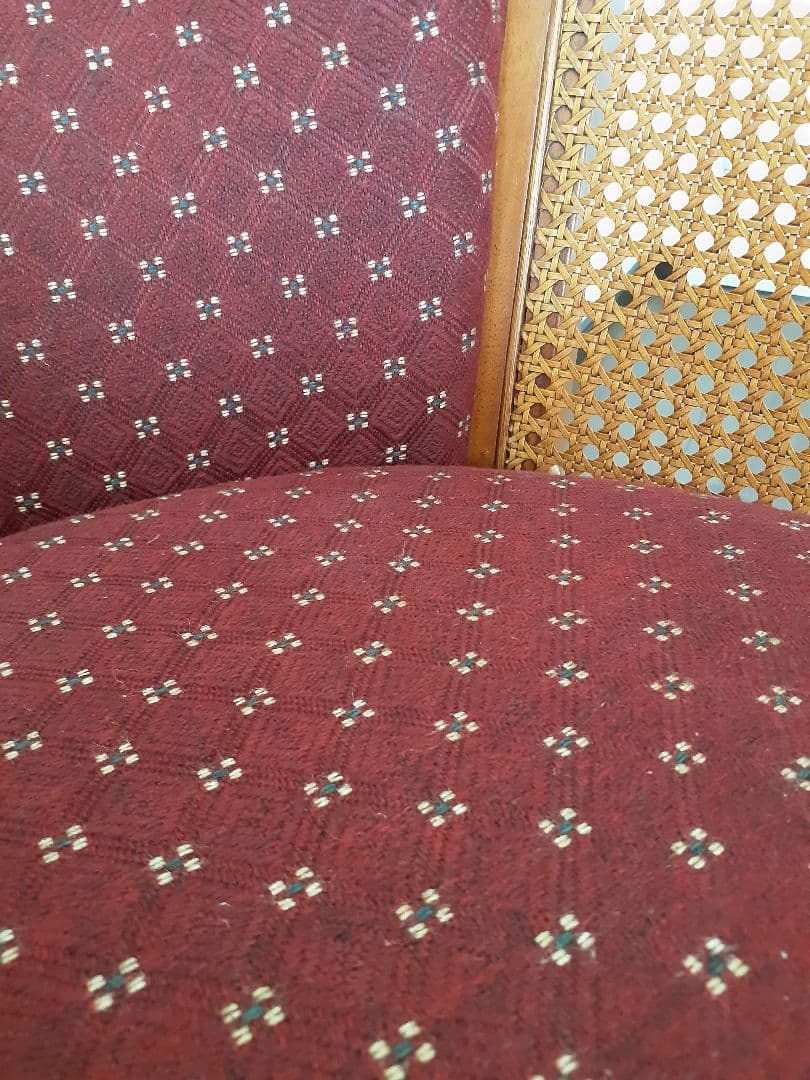 美品　ドット柄バーガンディ色ファブリック1人掛けソファ　藤編み肘