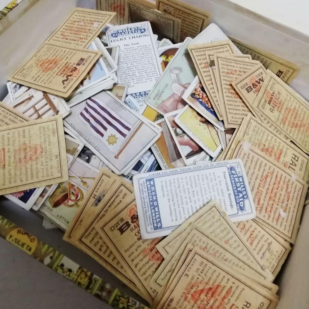 葉巻の木箱にいっぱいのシガレットカード他♡　ビンテージ海外紙モノ