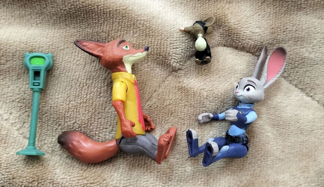 ディズニー　ズートピア　ビークル　ポリスカー　スポーツカー　パトカー