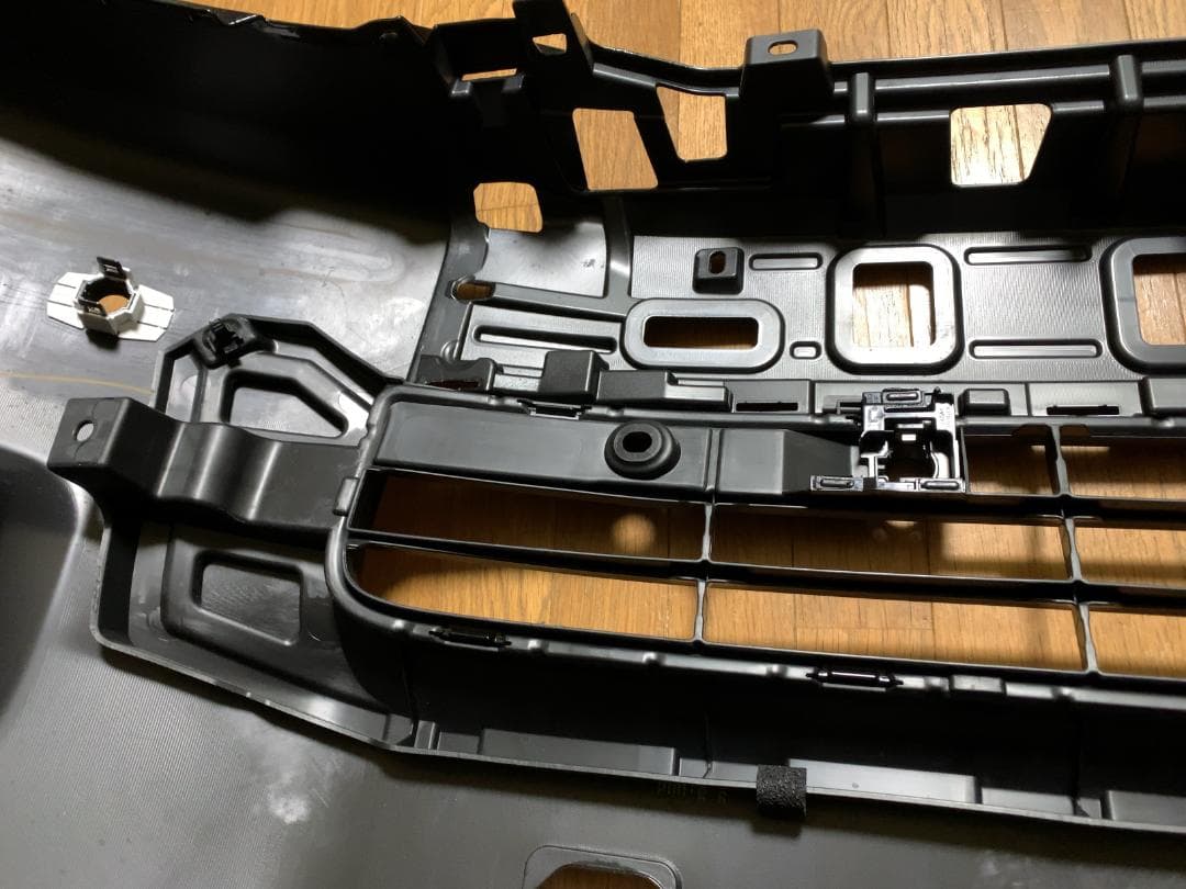 26-095 新車外し 200系ハイエース 8型 ワイド 純正 フロントバンパー