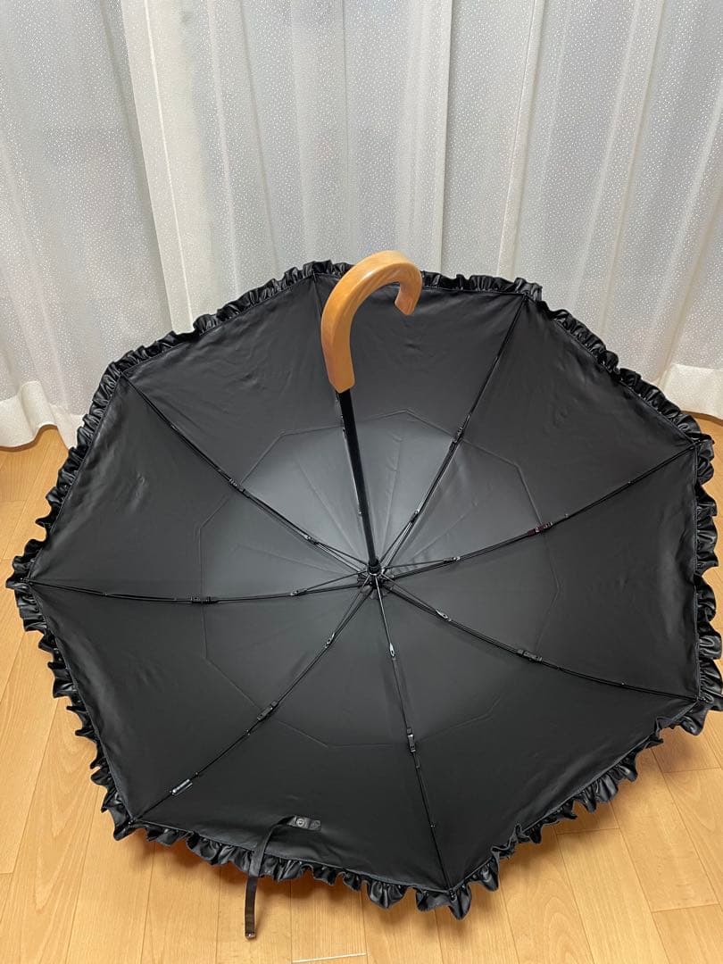 サンバリア100 折りたたみ日傘 2段折 フリル ブラック 木曲がり手元