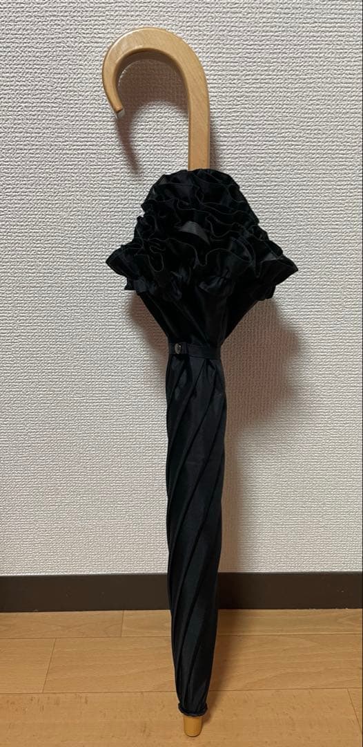 サンバリア100 折りたたみ日傘 2段折 フリル ブラック 木曲がり手元