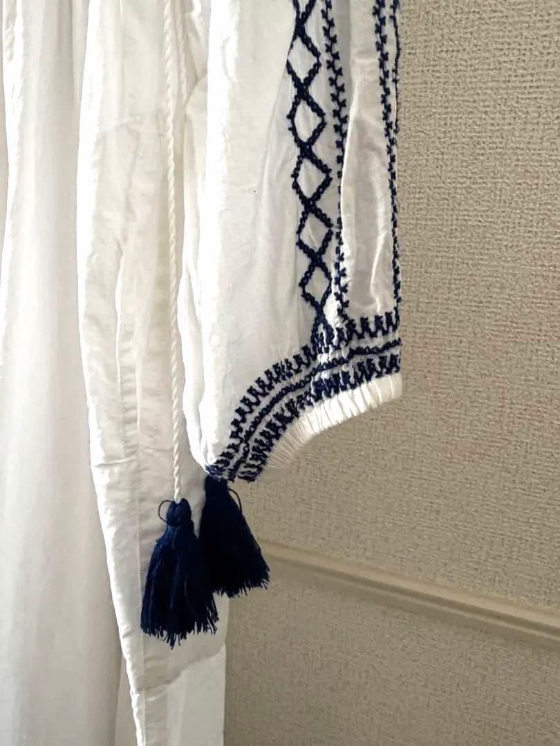 サラマリカ　刺繍入りホワイト長袖シャツワンピース