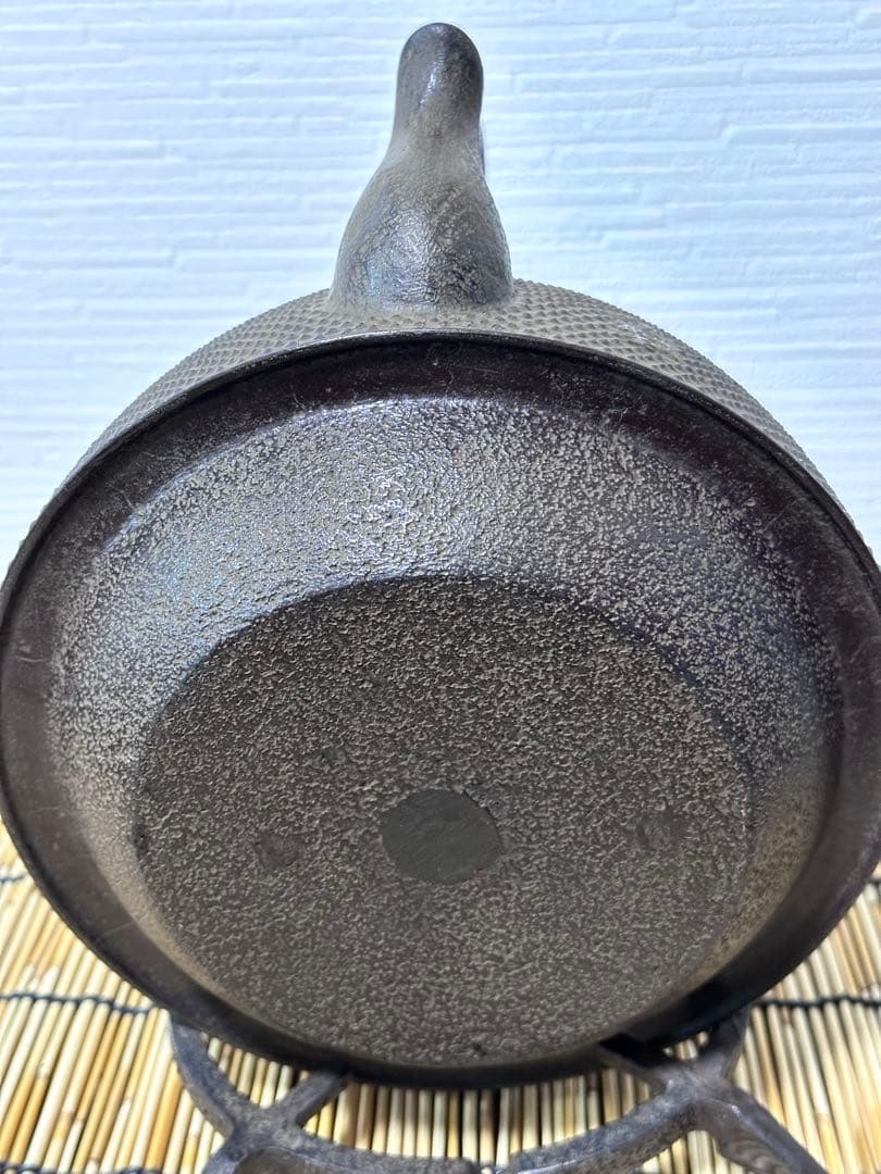 未使用品、タグ付　南部三厳堂造　２０型アラレ　南部鉄瓶　南部鉄器　調理器具