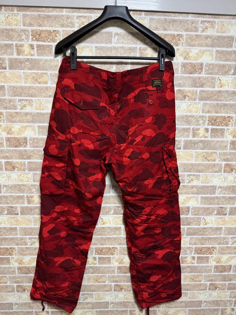 A BATHING APEのレッドカモフラージュ柄6ポケットカーゴパンツ