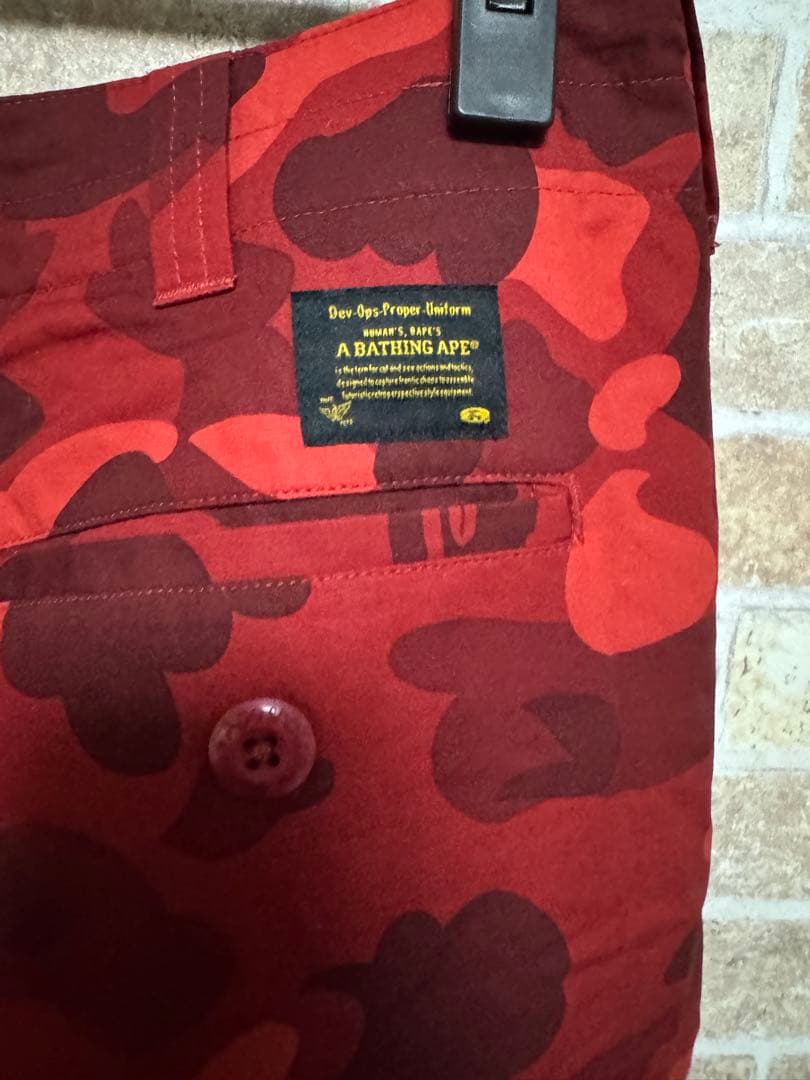 A BATHING APEのレッドカモフラージュ柄6ポケットカーゴパンツ