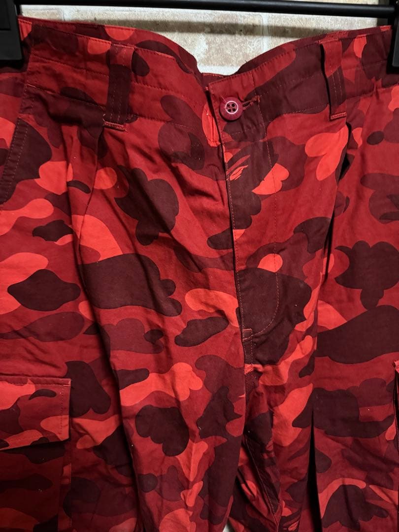 A BATHING APEのレッドカモフラージュ柄6ポケットカーゴパンツ