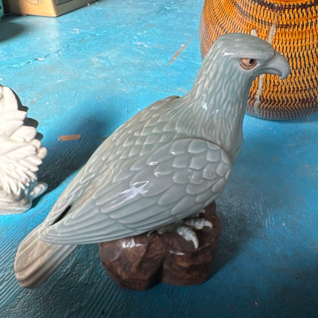 水色 陶器 鷲の彫刻 約15cm