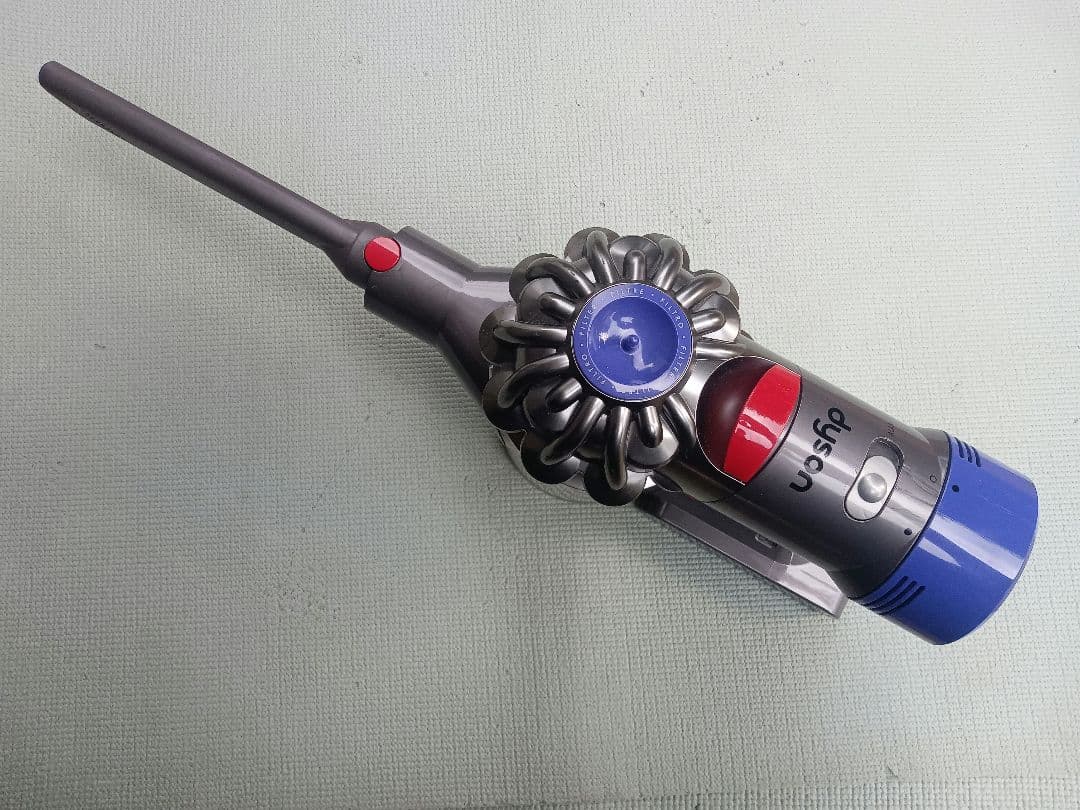 パ*グ様 完動品✌️Dyson V8 本体 ② Fluffy 隙間ノズル 純正品