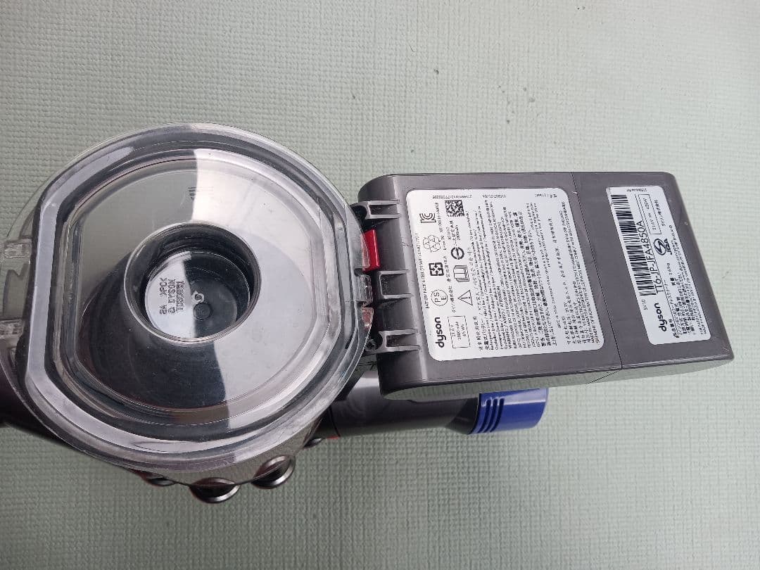 パ*グ様 完動品✌️Dyson V8 本体 ② Fluffy 隙間ノズル 純正品