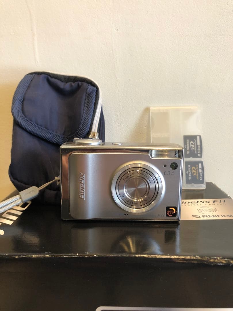 FinePix F11 シルバー カメラ本体と付属品