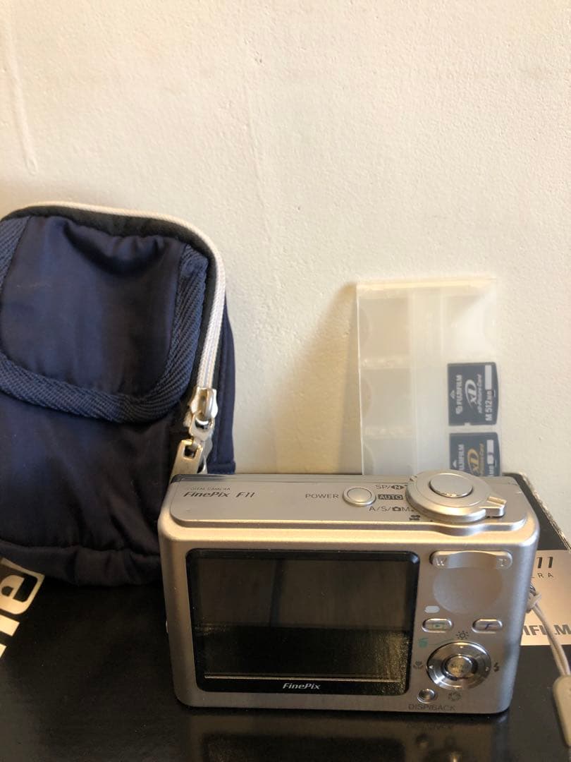 FinePix F11 シルバー カメラ本体と付属品