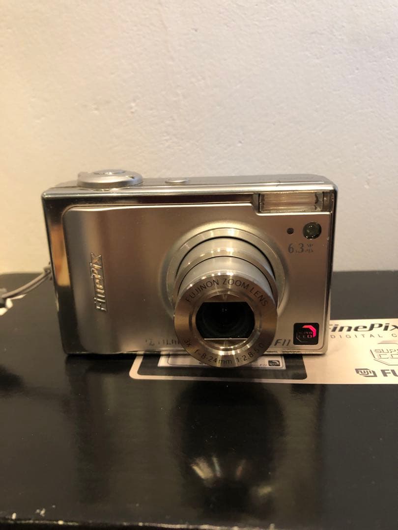 FinePix F11 シルバー カメラ本体と付属品