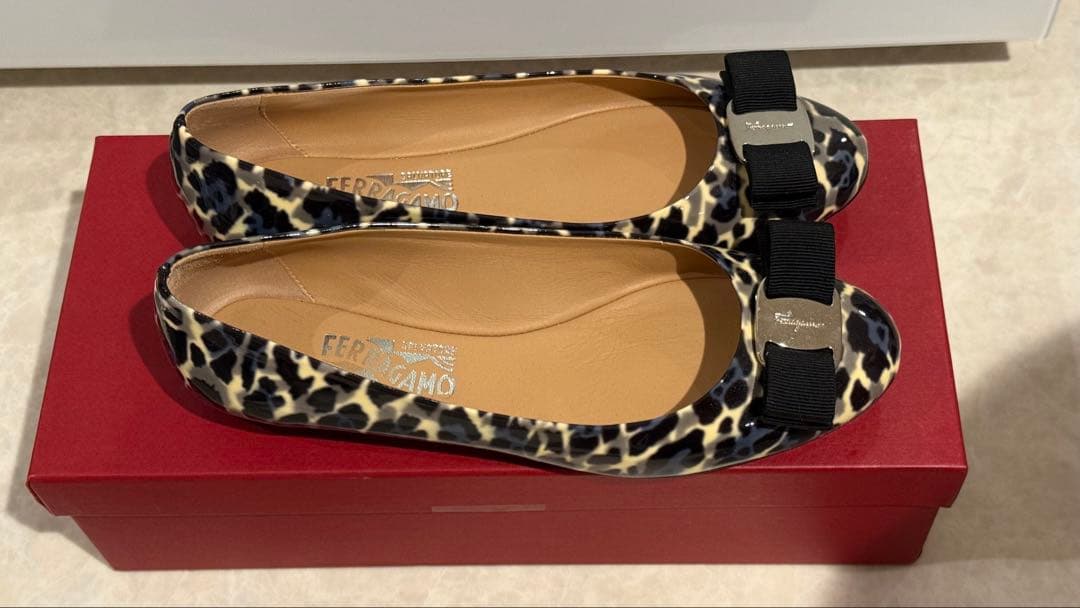 Ferragamo ヒョウ柄 フラットシューズ