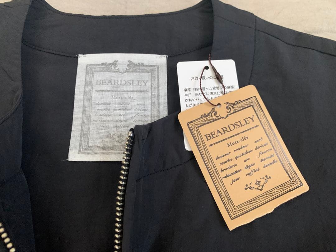 タグ付き　新品未使用　ビアズリー　ペプラムジップシャツブルゾン　ブラック
