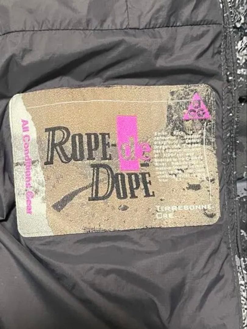 ナイキACG ダウンジャケット　迷彩柄 プリマロフト 美品　ドローコード付き