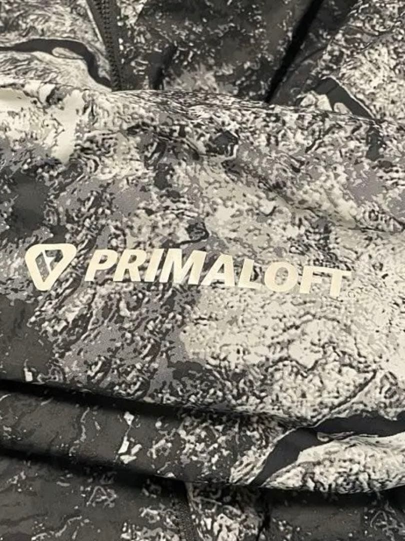 ナイキACG ダウンジャケット　迷彩柄 プリマロフト 美品　ドローコード付き