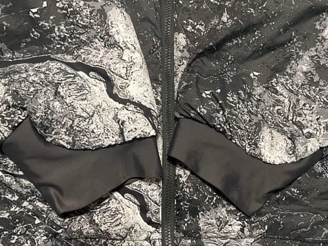 ナイキACG ダウンジャケット　迷彩柄 プリマロフト 美品　ドローコード付き