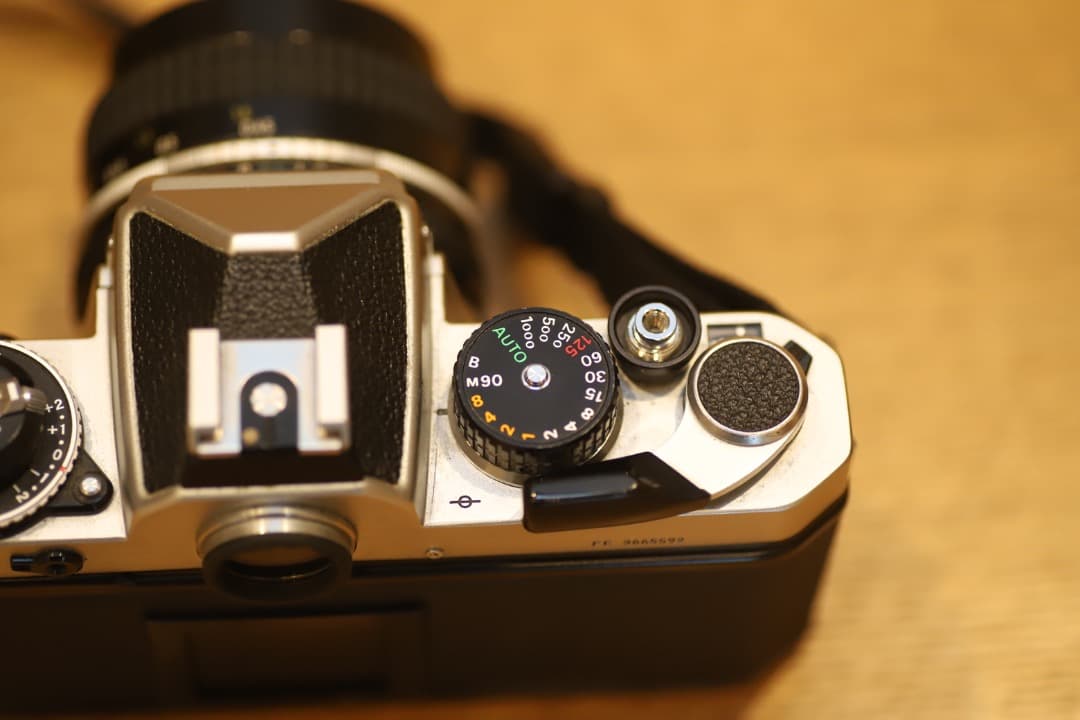 Nikon FE + NIKKOR 50mm f/1.8 レンズ付き　ニコン