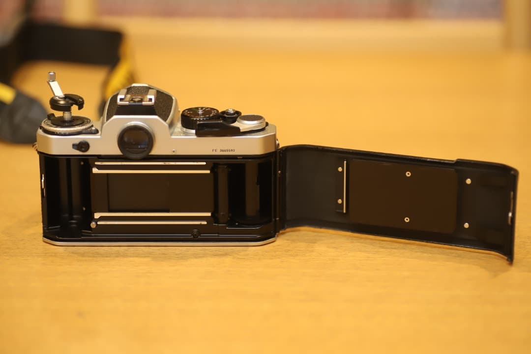 Nikon FE + NIKKOR 50mm f/1.8 レンズ付き　ニコン