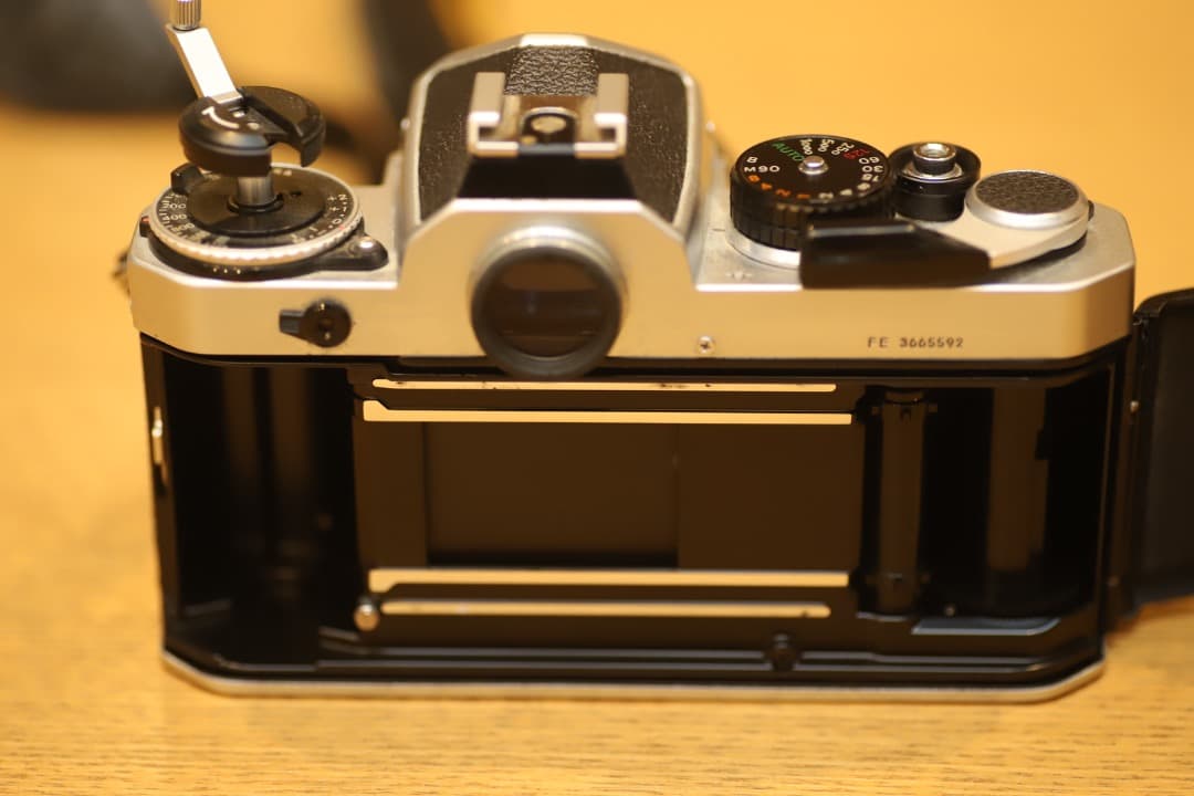 Nikon FE + NIKKOR 50mm f/1.8 レンズ付き　ニコン