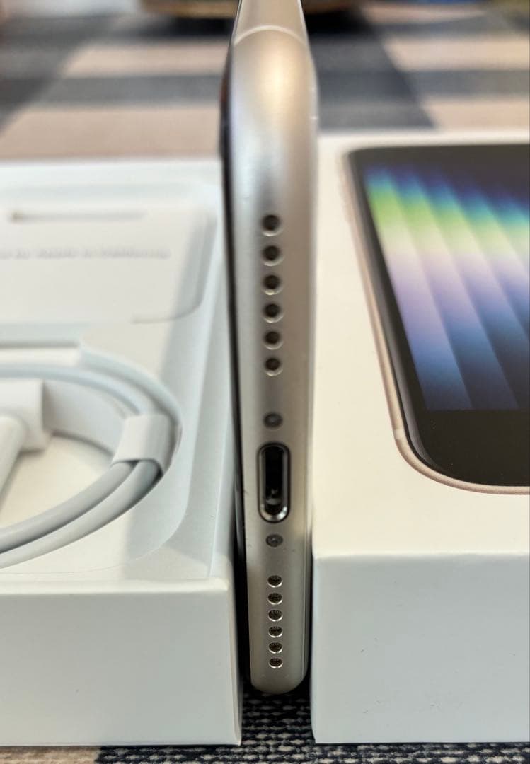 【美品】Apple iPhone SE (第3世代) スターライト64GB