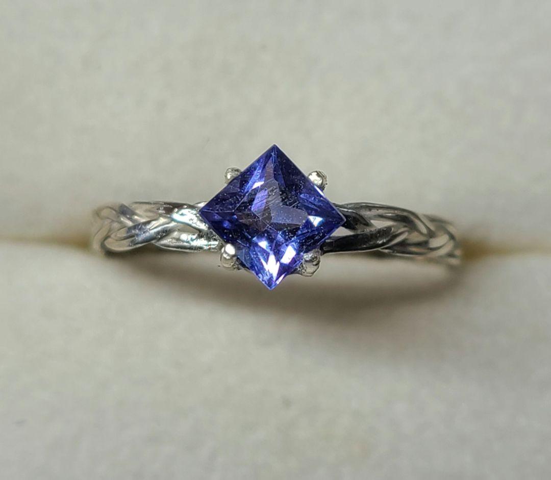 りりギラギラの煌めき美しいです♪★タンザニア産タンザナイトスクエアカット★