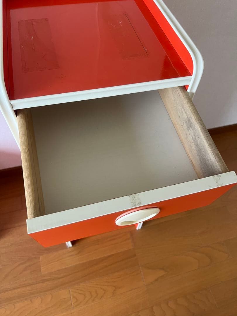 オレンジ色の5段チェスト レトロポップ 傷あり