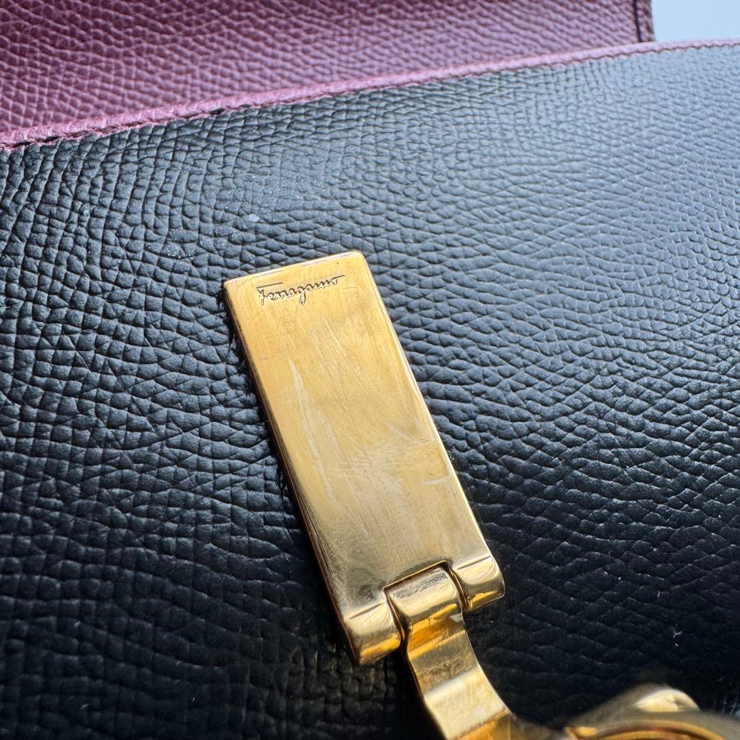 【極上美品】245 Ferragamo サルバトーレフェラガモ 2つ折り長財布