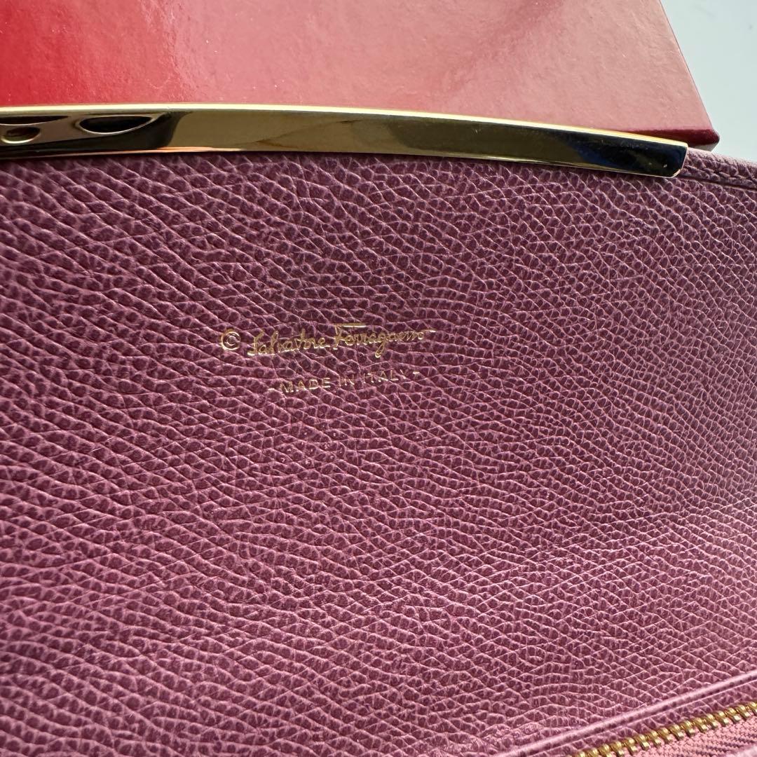 【極上美品】245 Ferragamo サルバトーレフェラガモ 2つ折り長財布