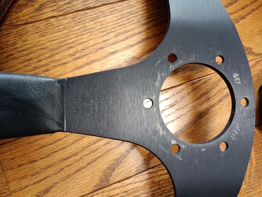 MOMO　コルセ レザー ステアリングホイール　直径35センチ　赤ステッチ