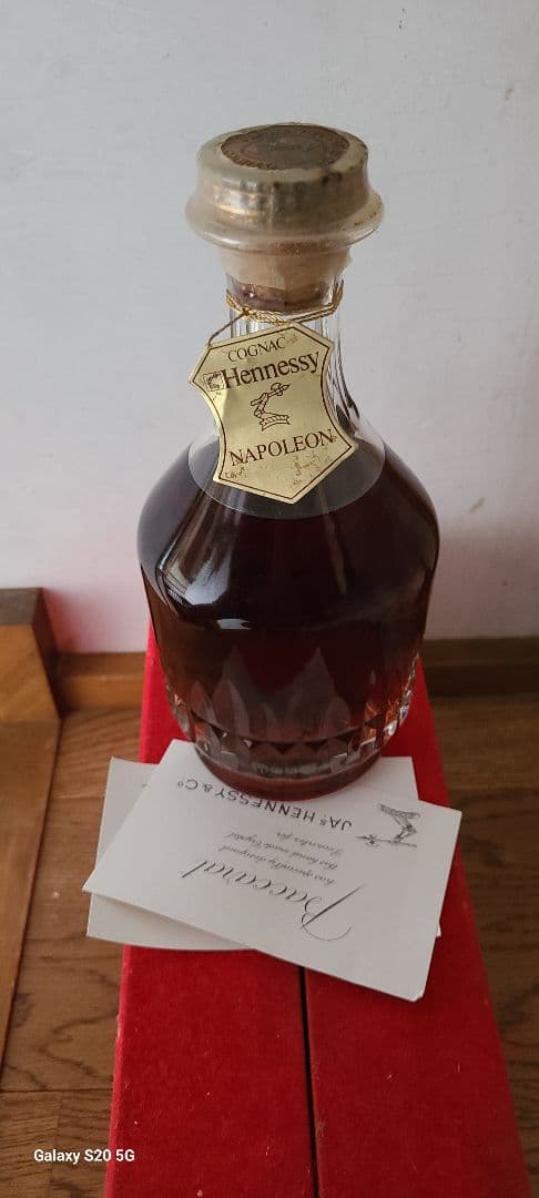 Hennessy Baccarat Cognac 赤いボックス入り