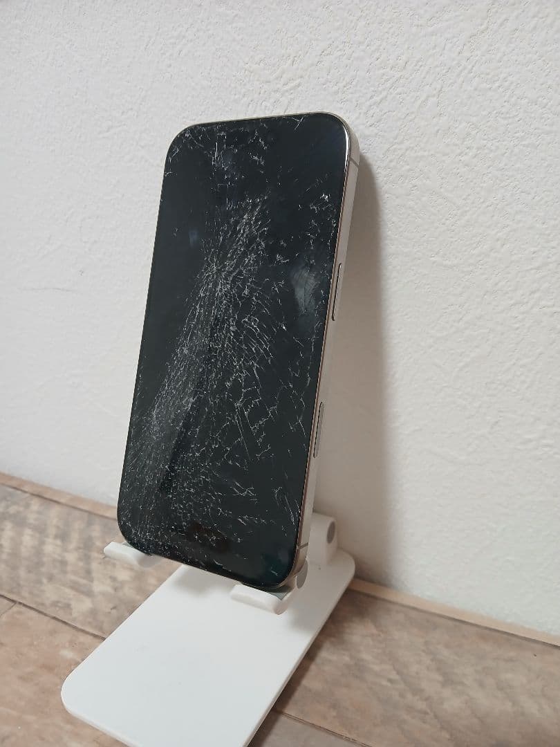 つ*る様 iPhone 16 Pro ジャンク品 / 部品取り・修理用*画面割れ