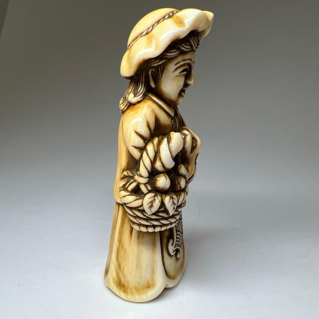 時代　女性に犬大振根付　高さ7.3㎝/39g 東Y8-0204☆2F