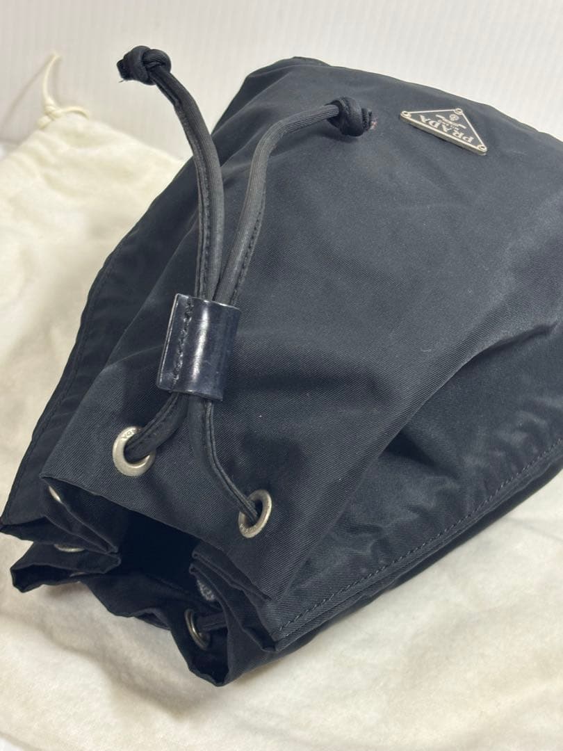 【美品】プラダPRADA 三角プレートナイロン人気巾着バッグ　アクセサリーバッグ