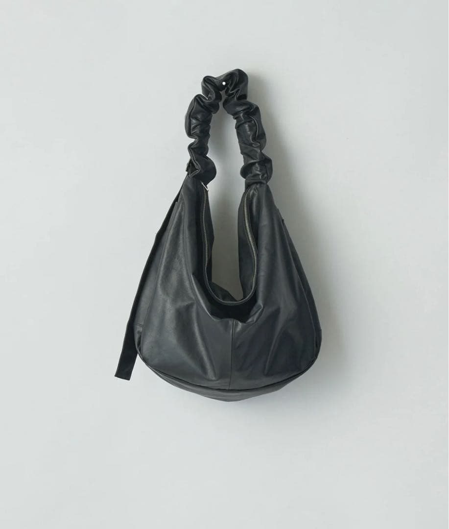 バッグ SHIRRING HANDLE LEATHER SHOULDER BAG