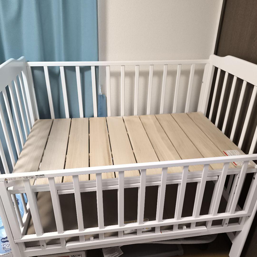 みぃです。カトージ ベビーベッド ハイポジション ハイシート ホワイト