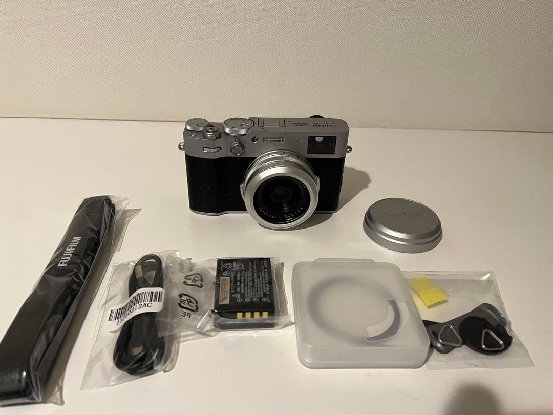 【極美品】Fujifilm X100VI シルバー　日・英2言語モデル