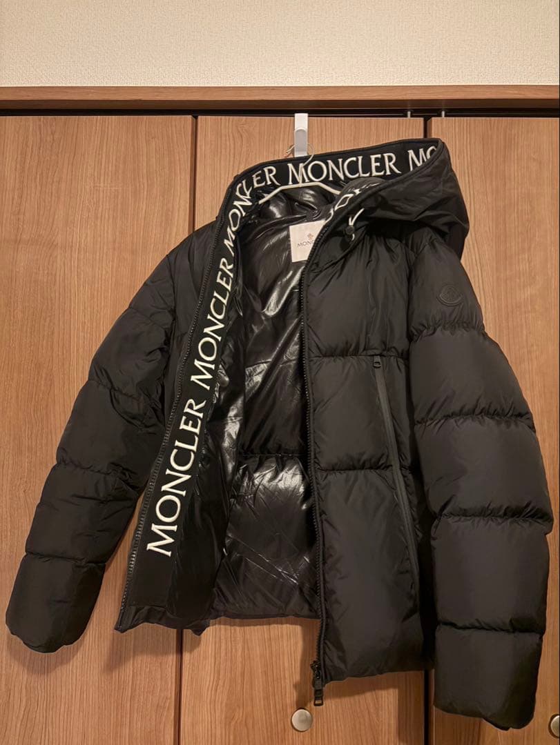 MONCLER ブラックダウンジャケット
