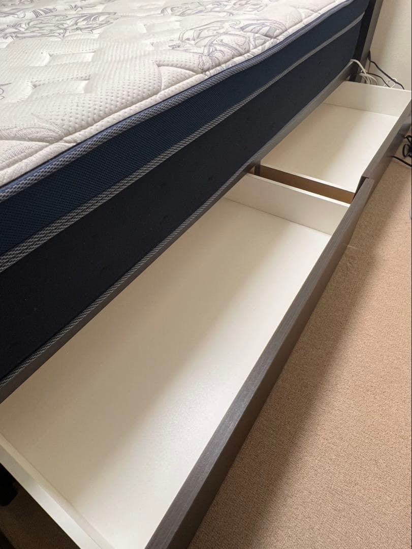 ニトリクイーンサイズベッドフレーム ライトコンセント引き出し付き　マットレス付き