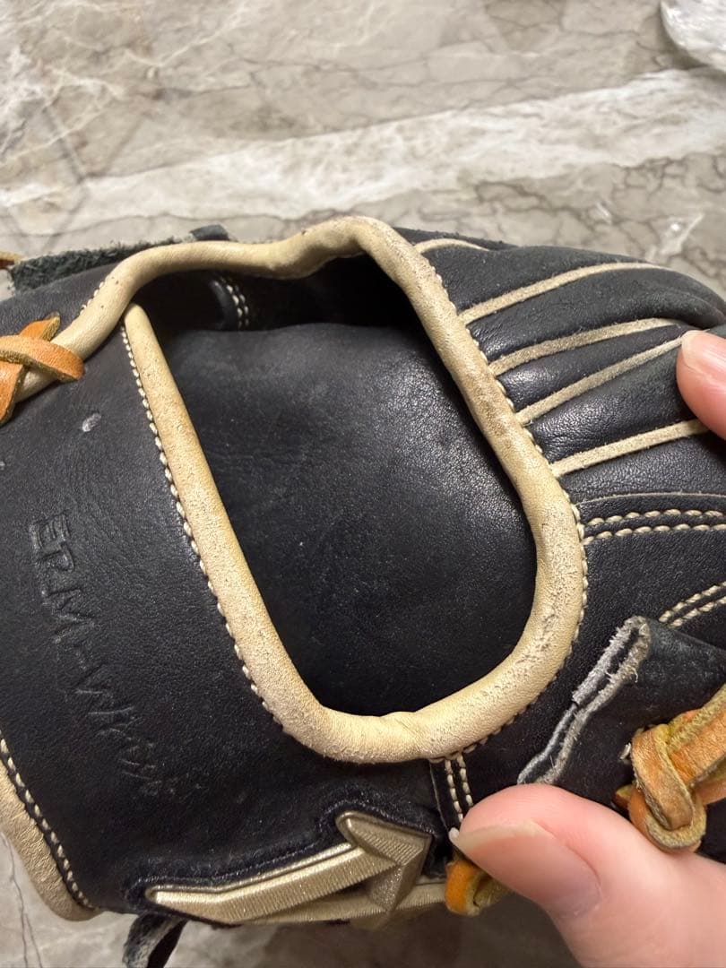 黒いレザー軟式グローブ